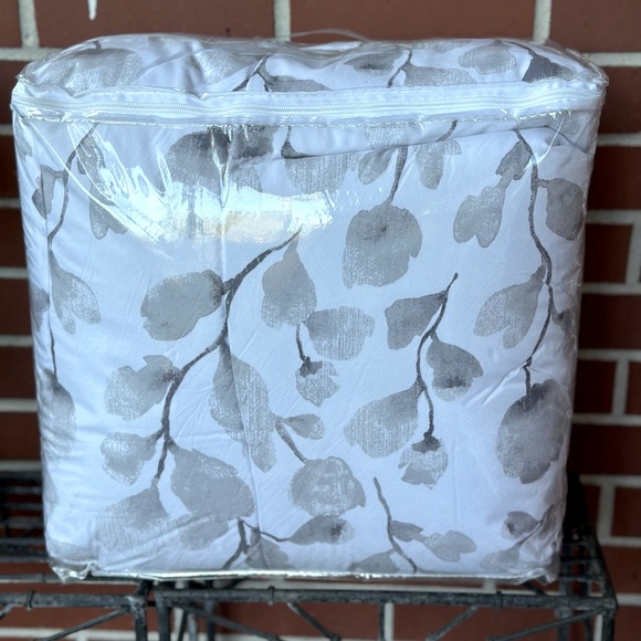 NWT Full/Queen Comforter Set| Amor & Amore | Gray and White Floral - Picture 3 of 5